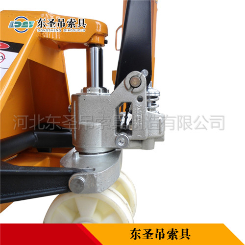 5t地牛叉車核心部件液壓缸作業(yè)整機細節(jié)展示圖--河北東圣吊索具制造有限公司--小型攪拌機|石材夾具|液壓堆高車|手動叉車